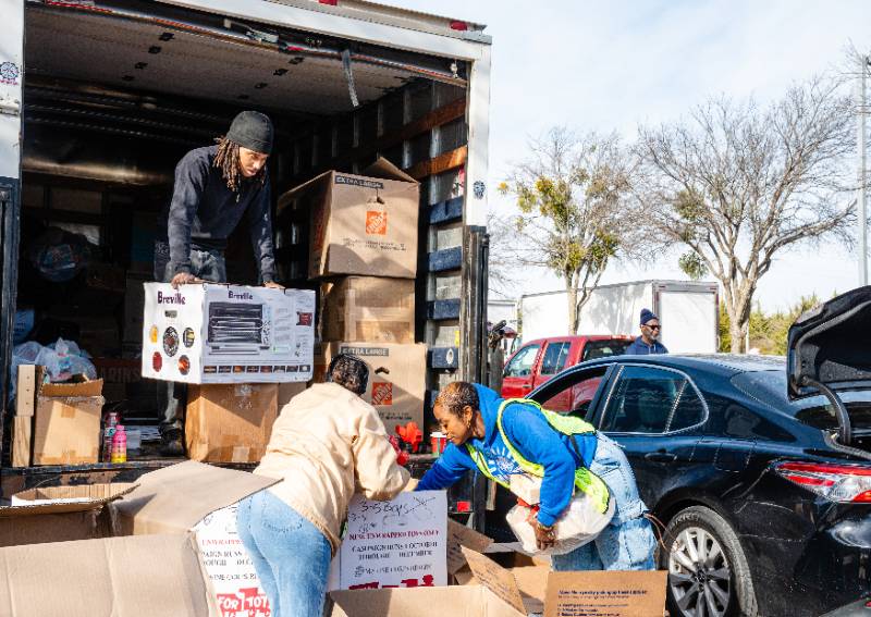 unt dallas volunteers at food distribution