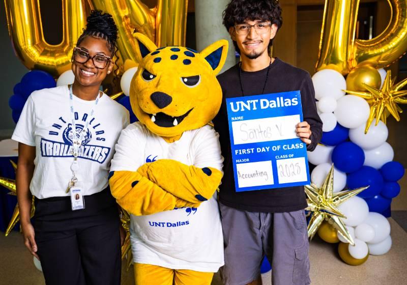 Students Show Their Trailblazer Spirit with Mascot Jax on the First Day of Fall 2025 Classes